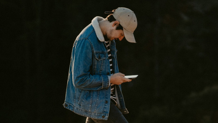 Kiderült, mi okozhatja a telefonfüggőséget, ami testileg-szellemileg megtör minket