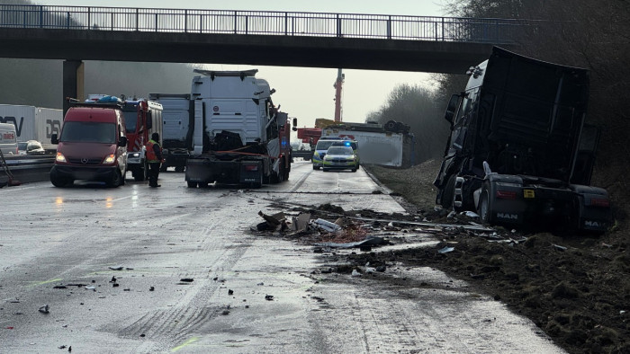 Tömegszerencsétlenség a jeges autópályán: 18 baleset, három halott és 11 sérült Németországban