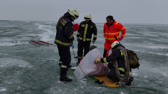 Beszakadt a Balaton jege egy korcsolyázó alatt, kimentették – videó