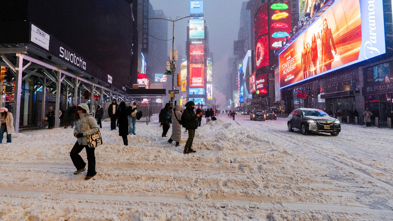 Elsöpörte a hó Amerikát, sok a halott, a Covid óta nem töröltek ennyi légijáratot