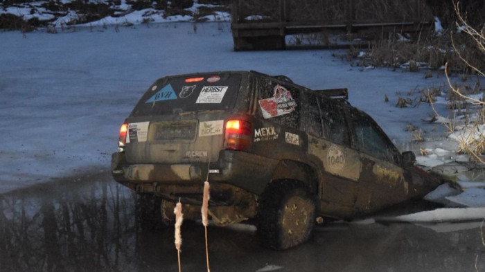 Terepjáróval „korcsolyázott” a halastavon, nagyon rossz véget ért a móka – fotók