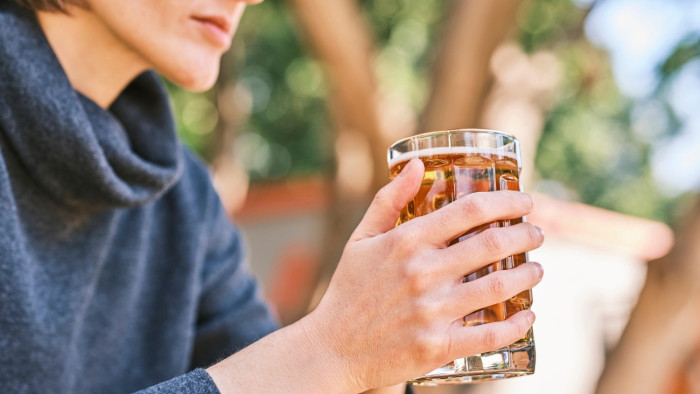 NKFH: sokszor még mindig kiszolgálják alkohollal a fiatalkorúakat, nagyon magas az arány