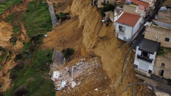 Fejvesztve menekültek az emeberek egy szicíliai városból