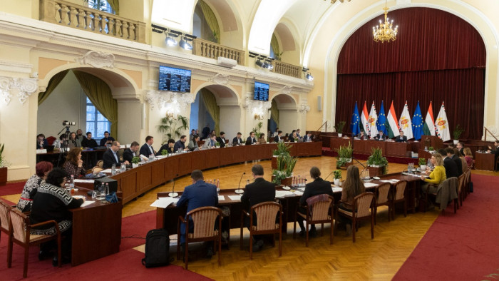 Adok-kapokkal indult a Fővárosi Közgyűlés ülése – napirend előtt