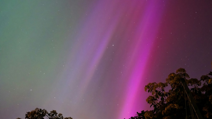 Fényoszlop burkolta rózsaszínes ragyogásba a Balatont – videó