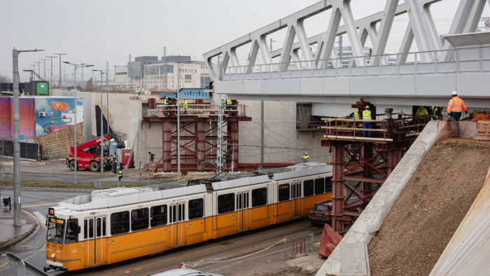 Zajlik az újabb „hídtolás” Budapesten – képek