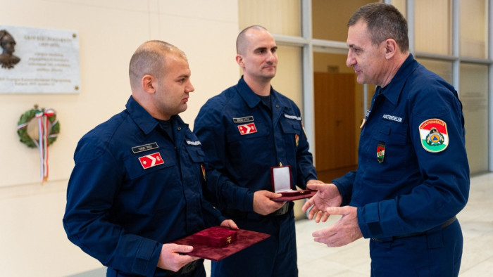 Kamaszokat mentettek ki egy jeges tóból