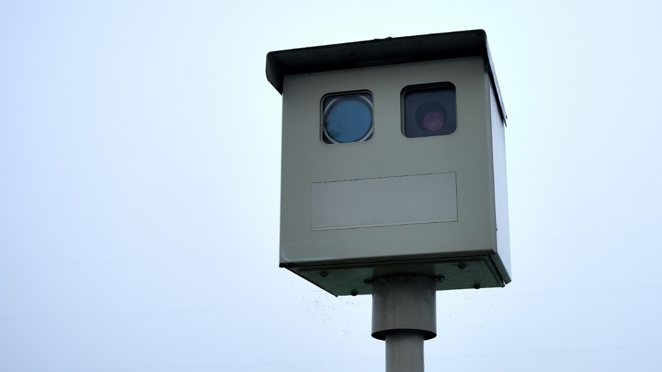 Piroson ment át? Van, ahol levelet kap az autós, nem csekket