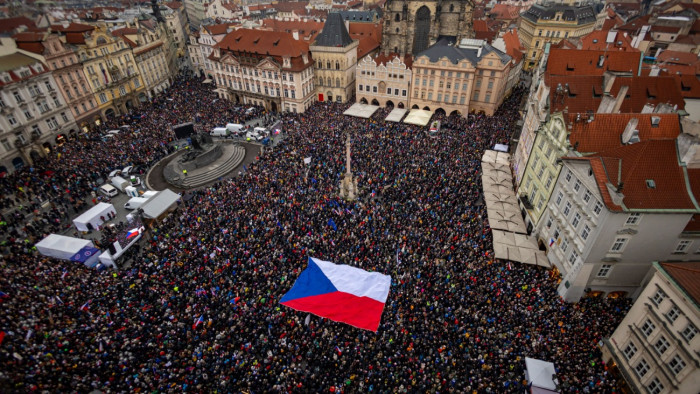 Demonstrálók tízezreivel telt meg Prága belvárosa