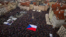 Demonstrálók tízezreivel telt meg Prága belvárosa