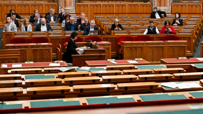 Távolmaradással „büntették” a rendkívüli parlamenti ülést