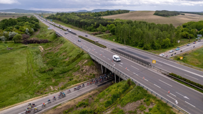 Matrica nélkül autózott a pályán? Így úszhatja meg a büntetést