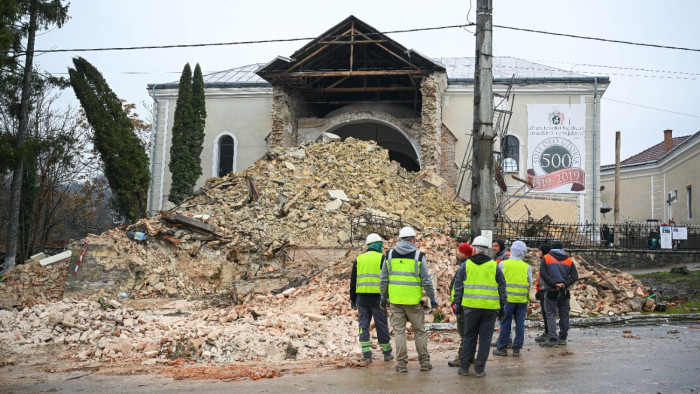 Súlyos szerkezeti hibái voltak a szilágycsehi református templom leomlott tornyának – képek