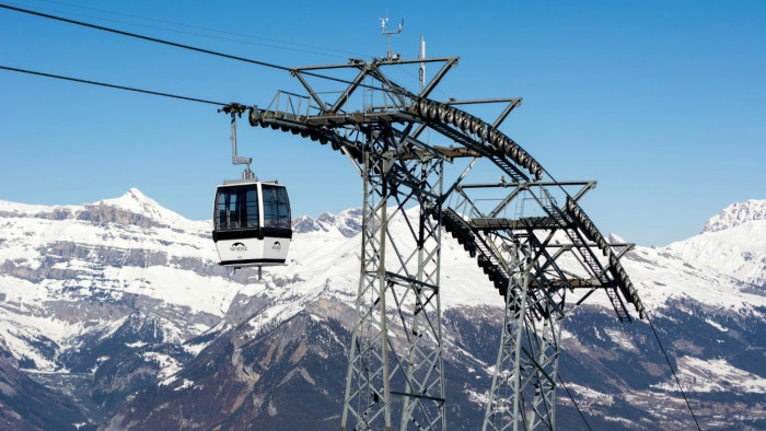 Beragadt a síparadicsom síliftje, órákig lógtak az emberek a magasban – videó