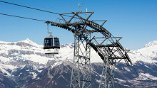 Beragadt a síparadicsom síliftje, órákig lógtak az emberek a magasban