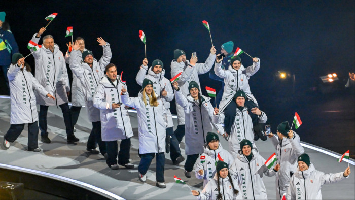 Két sztárfocista hozta az olimpia lángját Milánó híres stadionjába – videó, képek