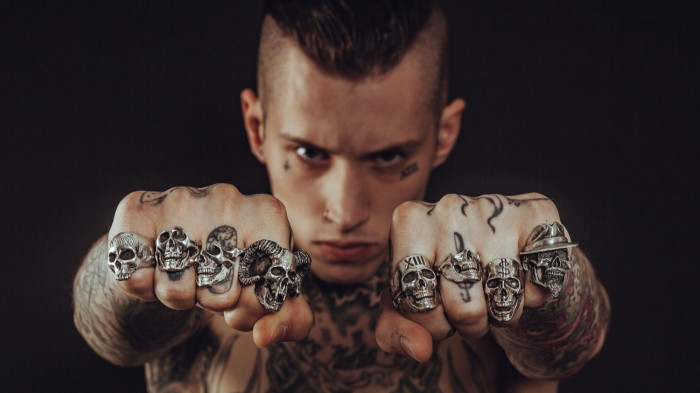 Őrizetbe vették a tetovált arcú férfit Budapesten