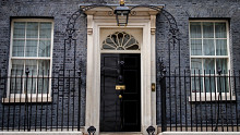 Tovább hullanak a fejek a Downing Streeten az Epstein-botrány miatt