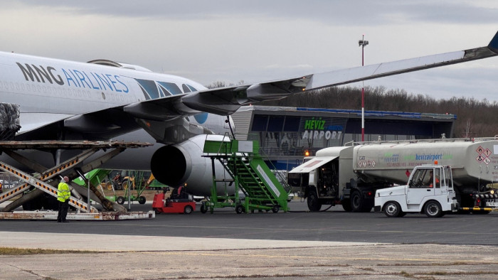 Szemmel látható változások a Balatonhoz közeli repülőtéren – fotók