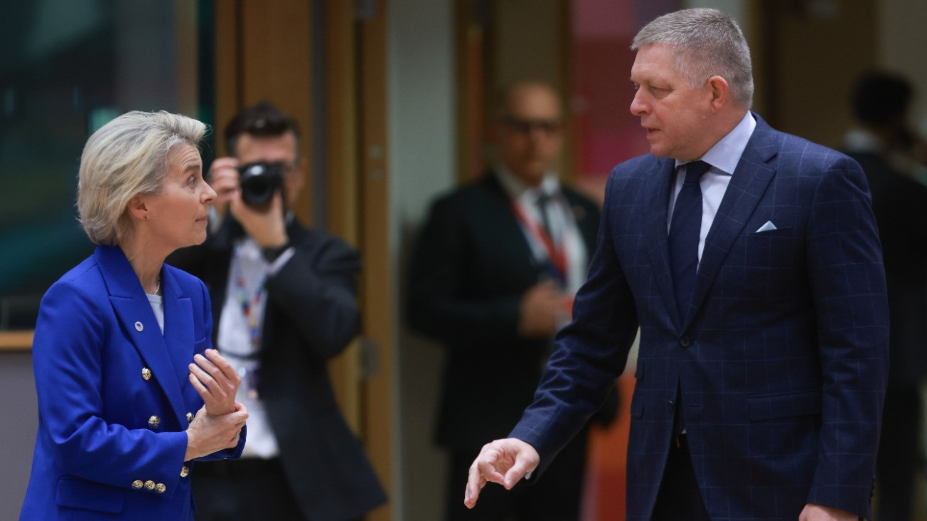 „Össztűz” – Robert Fico nem akármivel fenyegeti Brüsszelt