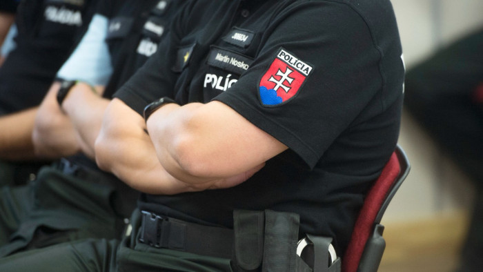 Rendőrök, mentők és tűzoltók bérét vágták meg, forr a levegő Szlovákiában