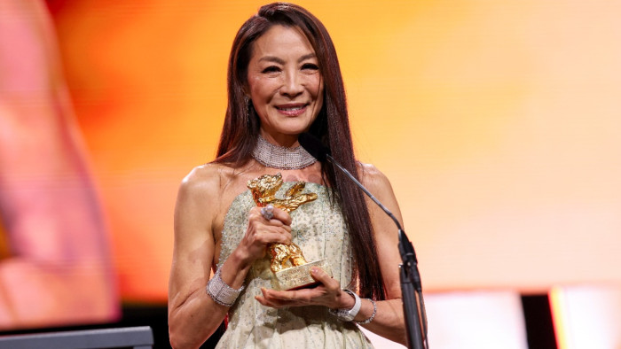 Berlinale: Michelle Yeoh életműdíjat kapott színészi pályafutásáért