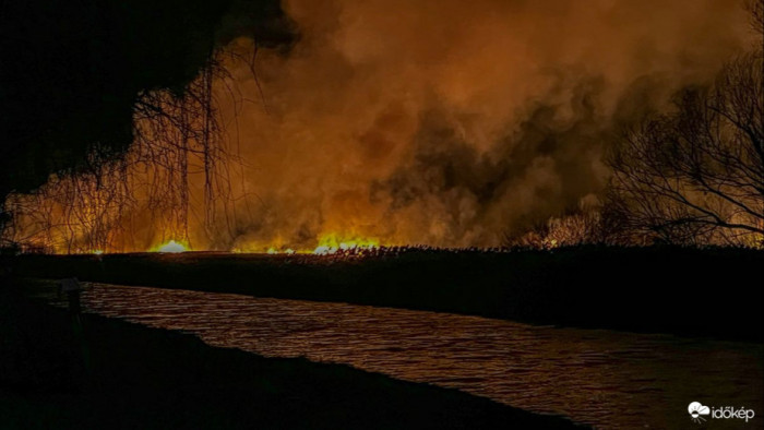 Hatalmas tűz a Balatonnál, a túlpartról is látszik – videók