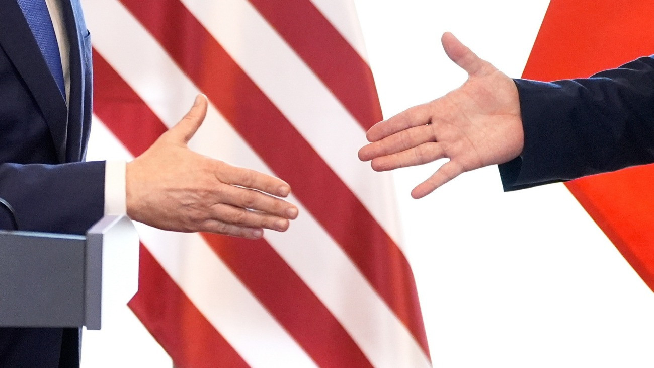 Marco Rubio amerikai külügyminiszter (b) és Robert Fico szlovák miniszterelnök kézfogása a pozsonyi tárgyalásai után tartott sajtóértekezlet végén 2026. február 15-én.