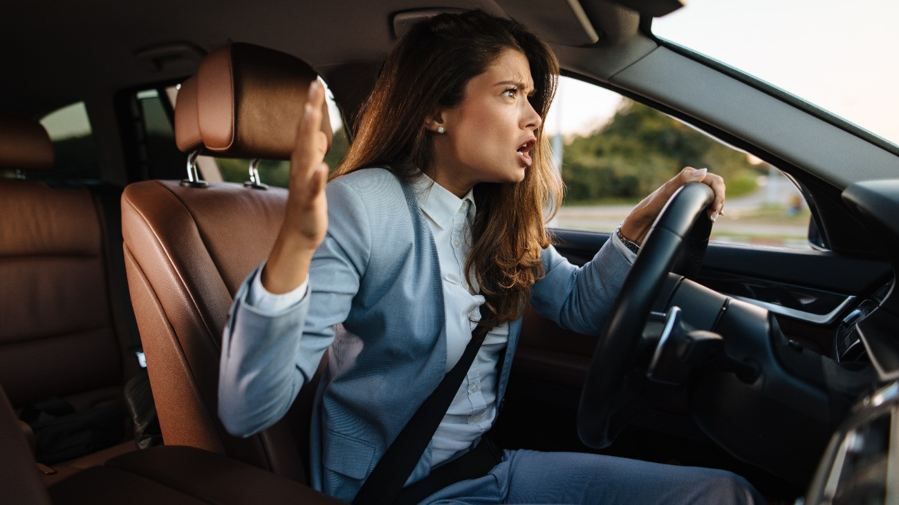 Bosszús női sofőr autóvezetés közben.