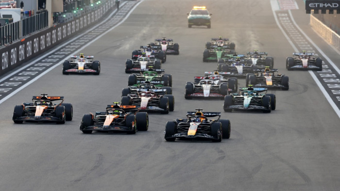 Szakíró: óriási káosz lehet a rajtoknál a Forma–1 új érájában