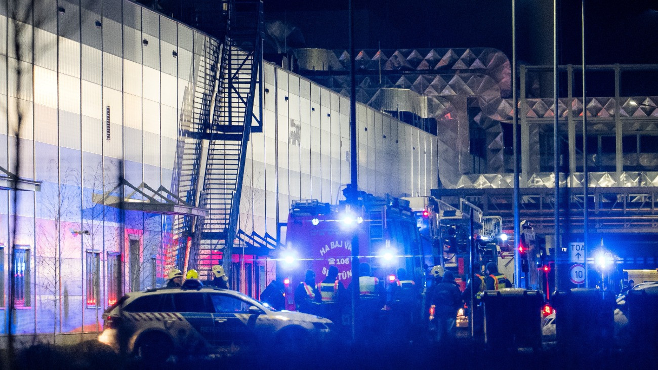Nagy erőkkel vonultak a tűzoltók a Semcorp debreceni üzeméhez