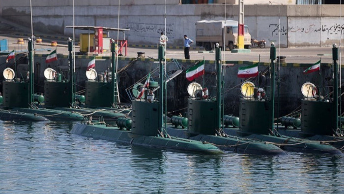 Gerilla-tengeralattjárókkal fenyegeti Irán az amerikai flottát
