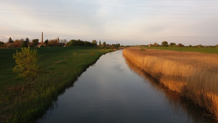 Egy Teslát fogott a horgász a Berettyóban – videó