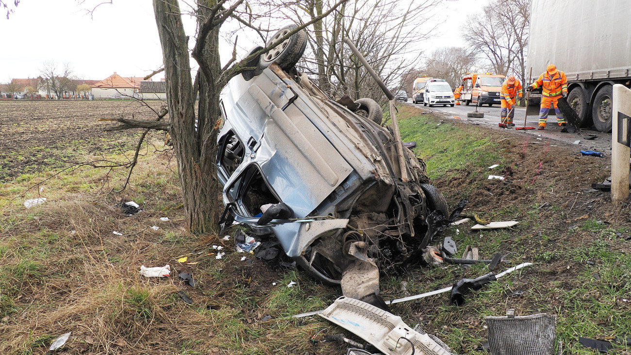 Képeken az 51-es főúton történt borzalom