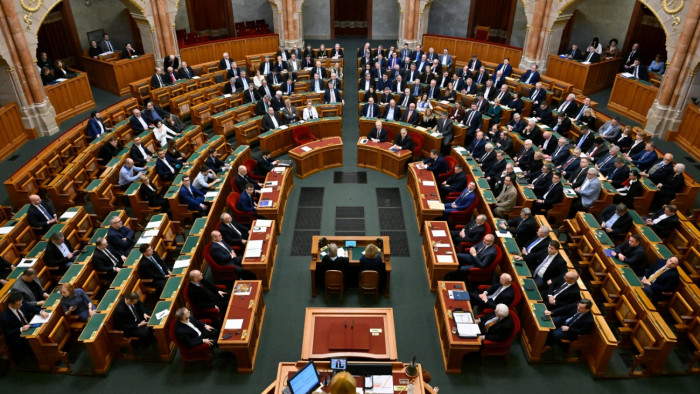 Ellenzéki válaszok Orbán Viktornak: orosz energia, rossz közbiztonság, egészségügy, hiányzó uniós pénzek