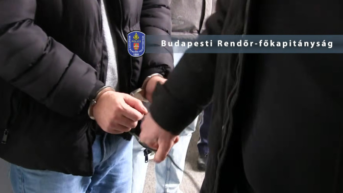 Pénzváltás lőfegyverrel és baltával