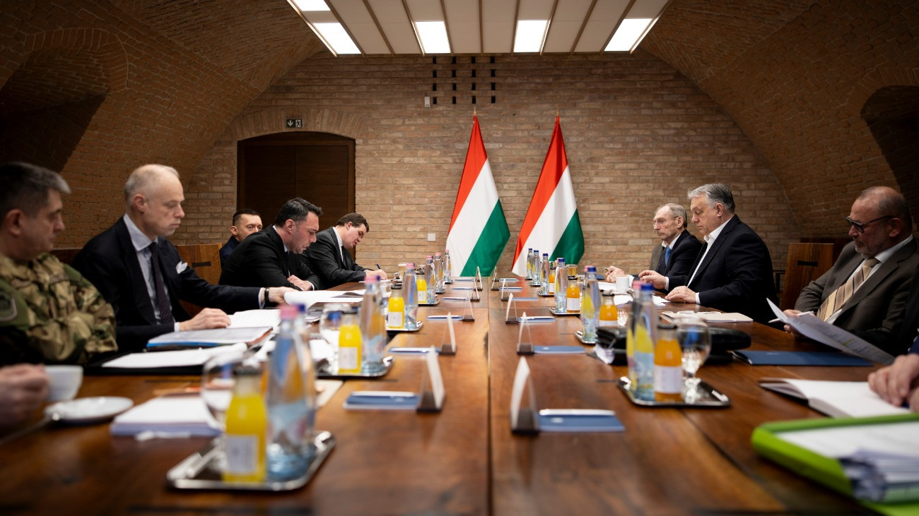 A Miniszterelnöki Kommunikációs Fõosztály által közreadott képen Orbán Viktor miniszterelnök (j2) a Védelmi Tanács ülésén 2026. február 25-én. Balról Böröndi Gábor vezérezredes, a Honvéd Vezérkar fõnöke, Szalay-Bobrovniczky Kristóf honvédelmi miniszter, Biró Marcell, a miniszterelnök nemzetbiztonsági fõtanácsadója, Rogán Antal, a Miniszterelnöki Kabinetirodát vezetõ miniszter (takarásban) és Bordás Gábor, a Miniszterelnöki Kormányiroda közigazgatási államtitkára (b-j), a kormányfõ mellett Pintér Sándor belügyminiszter (j3) és Lantos Csaba energiaügyi miniszter (j).