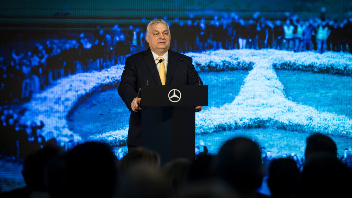 Orbán Viktor személyesen köszöntötte a kecskeméti Mercedes ötezredik alkalmazottját