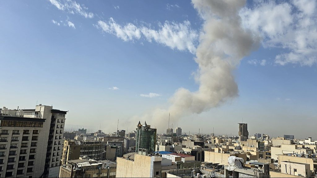 Menekülő emberek, füstoszlop, romok - videókon a háború első órái