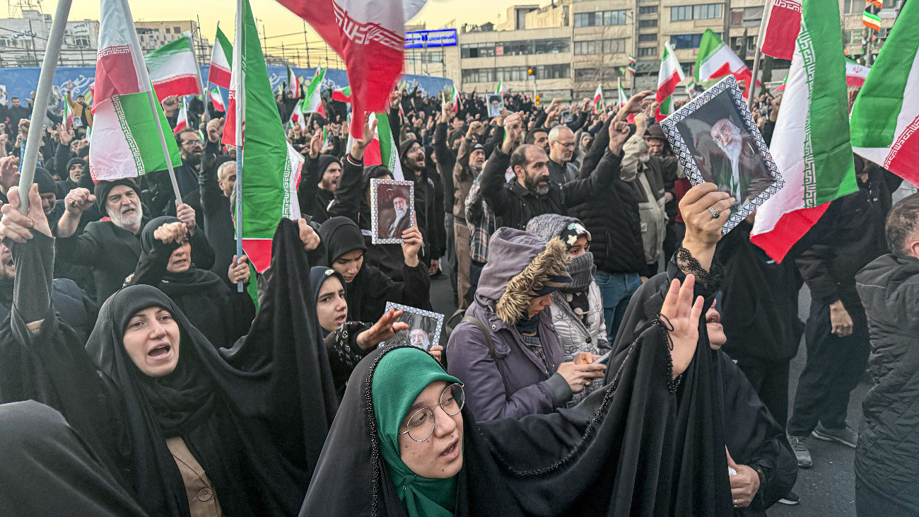 Százezres tömegtüntetést tartottak Teheránban a rezsim hívei Ali Hamenei megölése után