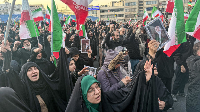 Százezres tömegtüntetést tartottak Teheránban a rezsim hívei Ali Hamenei megölése után