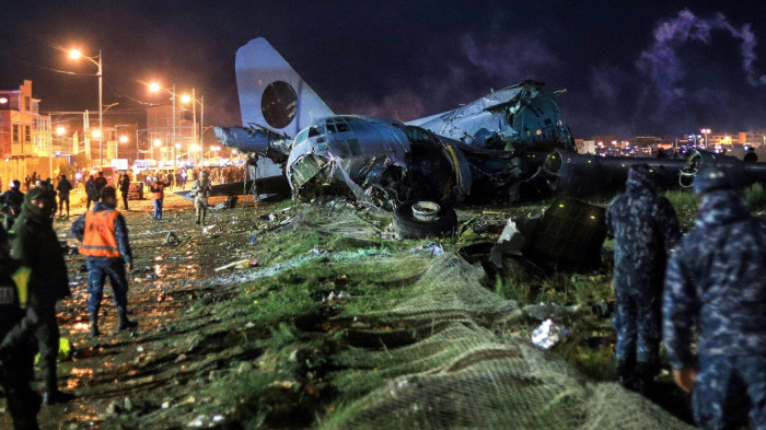 Káosz a légi baleset után: megrohanták a lezuhant pénzszállítót az emberek