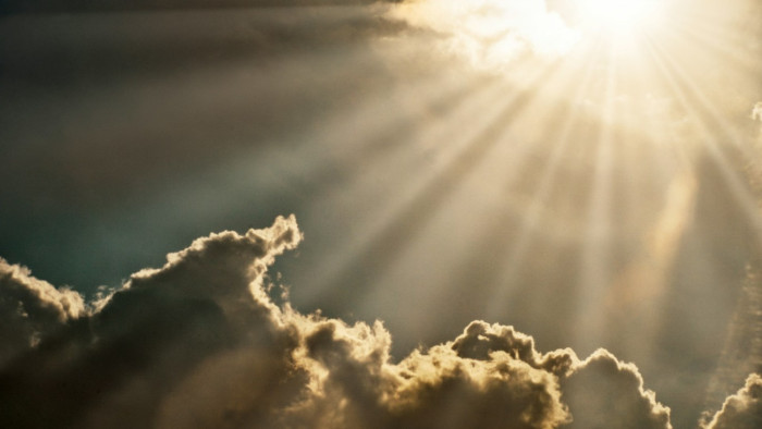 Ez biztos fájt: elvakította a nap az idős rollerest, telibe nekirohant a sorompónak