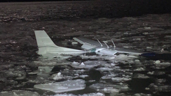 Repülőgép zuhant a folyóba – fotók