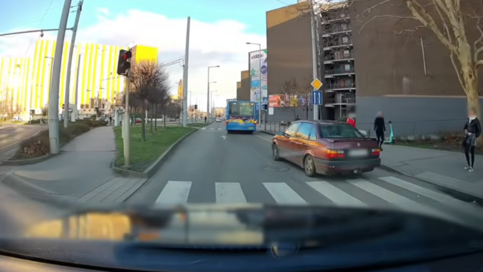 Hajmeresztő: járdára ugratva, a gyalogosokat veszélyeztetve próbált előzni egy autós Kőbányán – videó