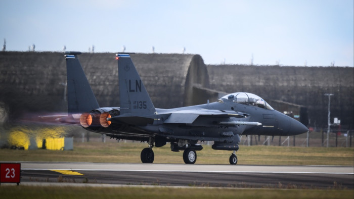 Baráti tűz miatt zuhant, így találták meg a túlélő amerikai vadászpilótát – videó