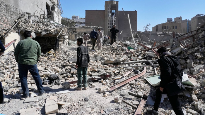 Száz izraeli repülőgép bombázta Teherán kormányzati központját