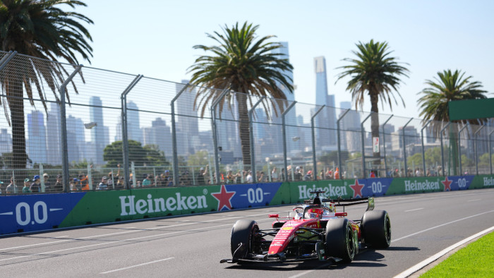 Hasít a Ferrari, az első szabadedzésekkel megkezdődött az idei Forma–1-es szezon