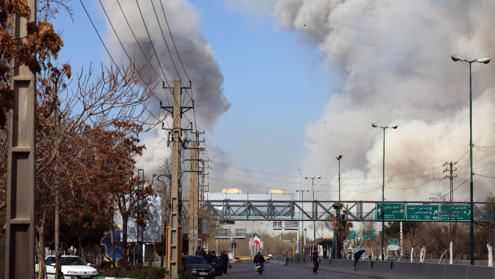 „A bombázást talán túlélem, de megöl az állandó idegeskedés” – Teherán hétköznapjai