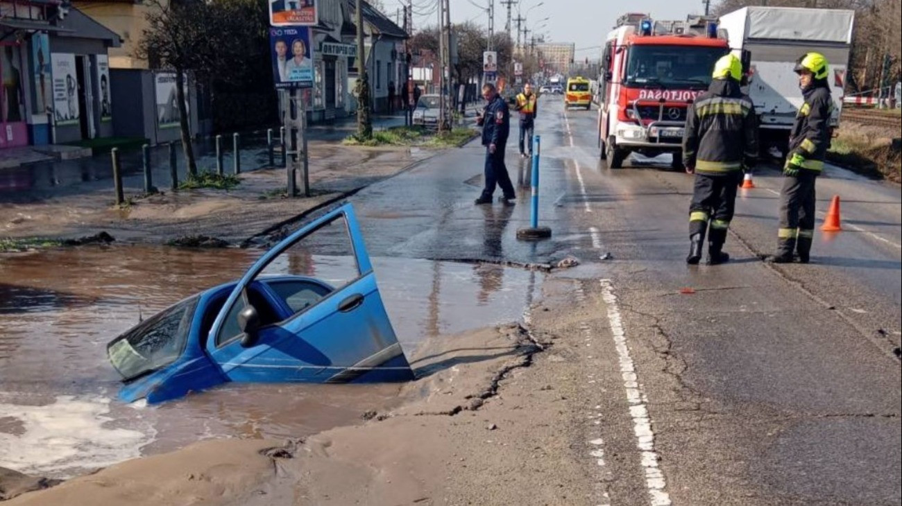 Elnyelt a föld egy autót Budapesten – fotók